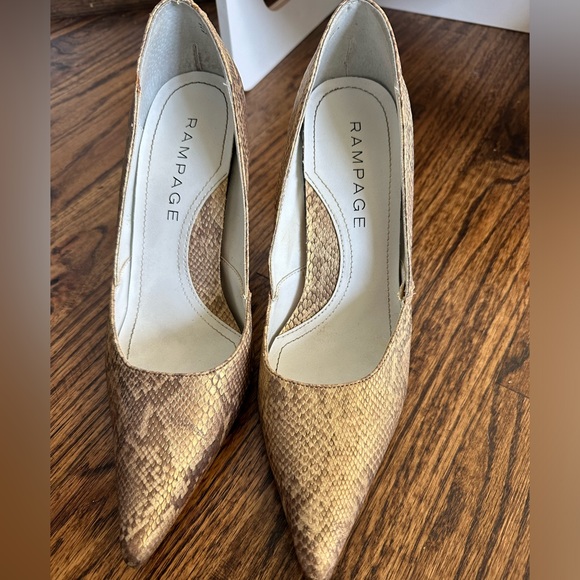 Good Snakeprint Pointed Toe Pump - Picture 1 of 5